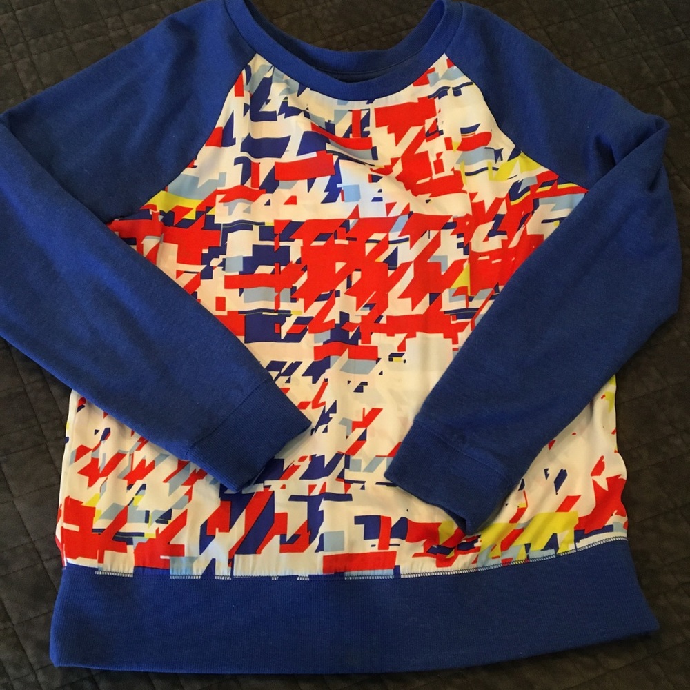 Light sweat shirt with detailed bodice.